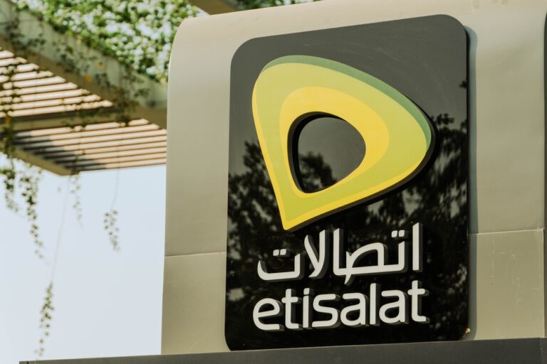 "اتصالات" الإماراتية تسعى لزيادة حصتها في "موبايلي" السعودية
