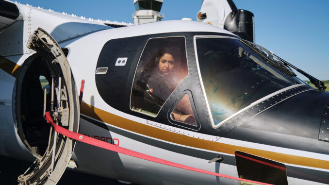 الشيخة موزة آل مكتوم أول امرأة تحلق بطائرة من طراز AW609