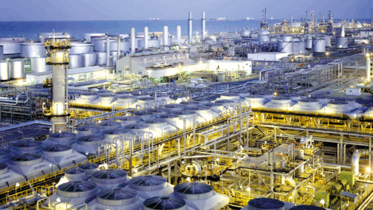 أوروبا ترفع طلبها للنفط السعودي وسط تحركات قوية لقطع النفط الروسي