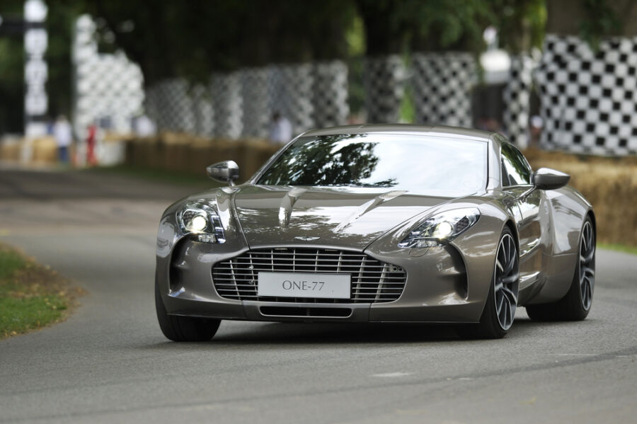 The PIF acquires about 17% of Aston Martin