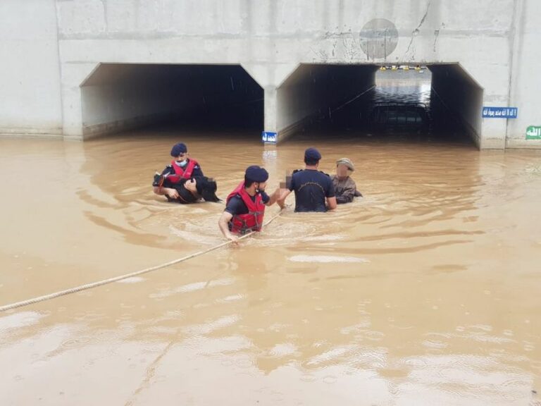فيضانات وسيول جارفة تودي بحياة 4 أشخاص في عمان