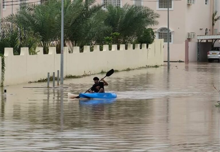 موجز: أمطار غزيرة وفيضانات جارفة تضرب عمان