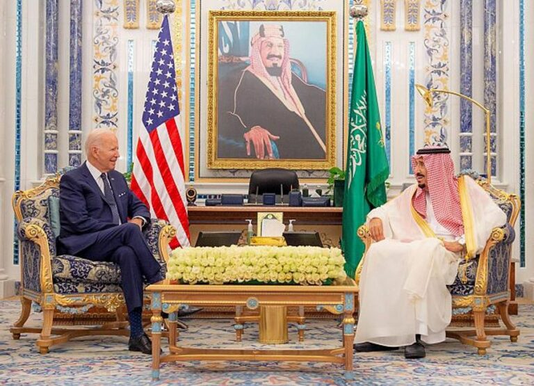 الملك سلمان وبايدن يبحثان تعزيز العلاقات السعودية-الاميركية