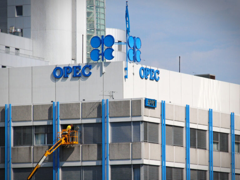 “OPEC +” decides to cut production by 100,000 barrels per day in October