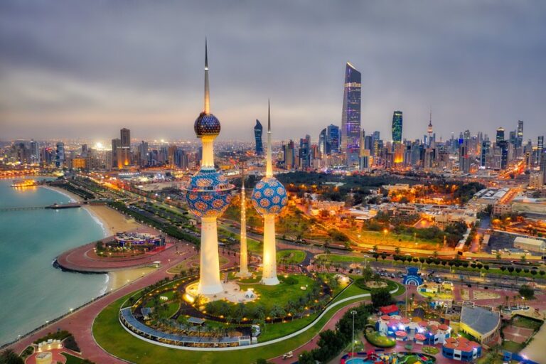 عجز موازنة الكويت يتراجع إلى 9.7 مليار دولار في 2021-2022