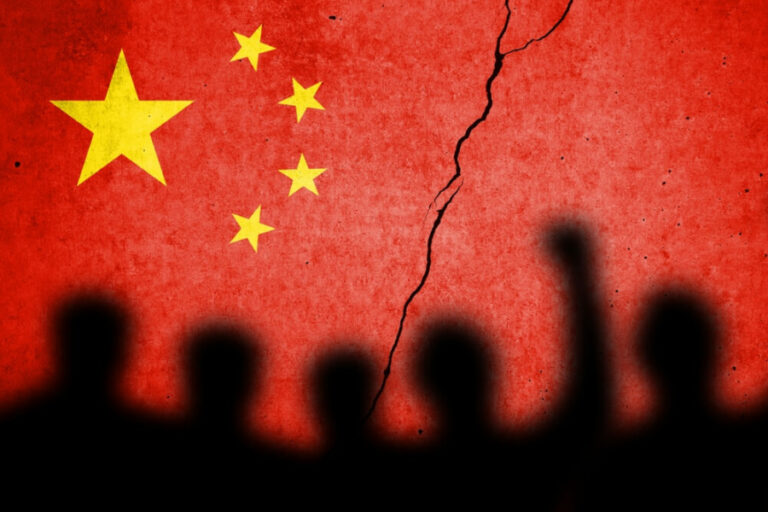 احتجاجات الصين تنشر الذعر في الأسواق العالمية
