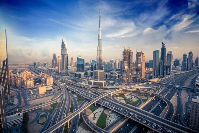 الإمارات تعدّل الإجراءات بشأن تجديد تأشيرات الزيارة