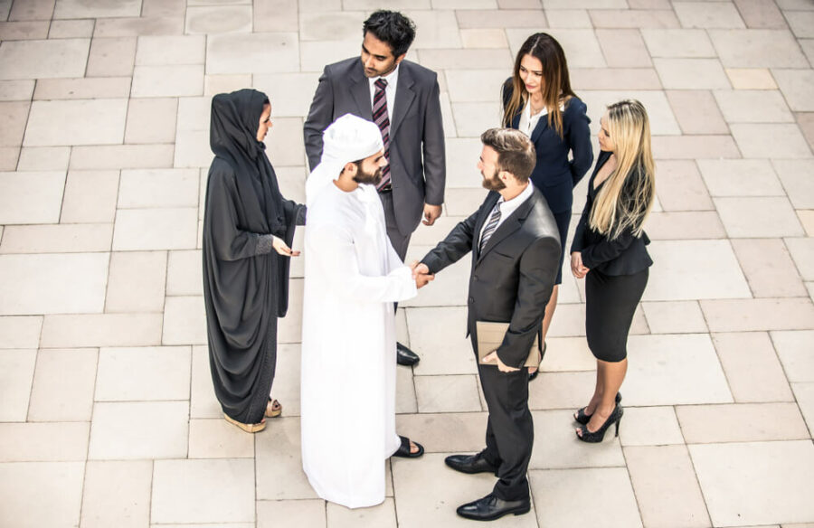 التضخم المرتفع يدفع بالموظفين الإماراتيين للبحث عن وظائف جديدة
