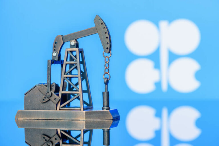 أوبك تبقي توقعات إمدادات النفط ثابتة رغم سقف أسعار النفط الروسي