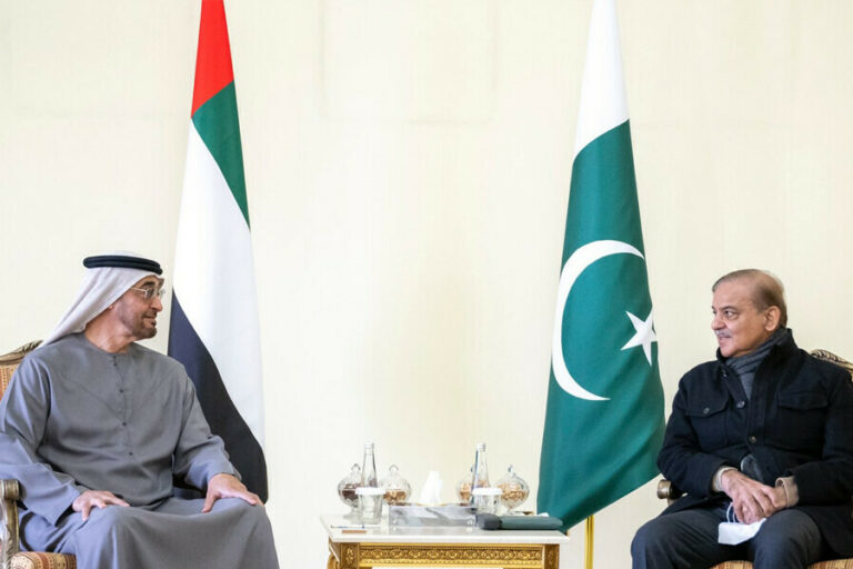 رئيس الإمارات يصل إلى باكستان: التعاون الثنائي على جدول الأعمال