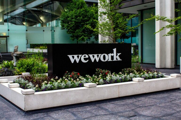 تفاقم التحديات المالية لـ WeWork في ظل استقالة كبار المسؤولين التنفيذيين