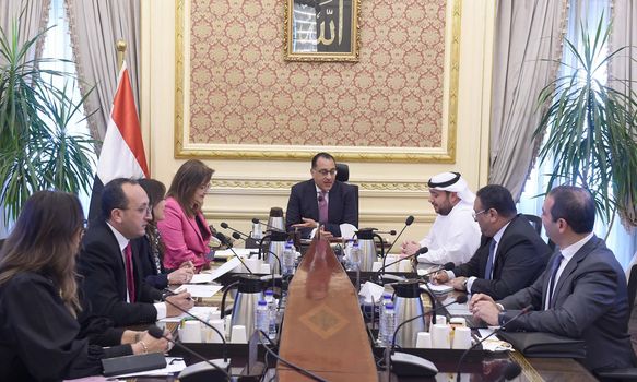القابضة الإماراتية تدرس ضخ استثمارات جديدة في مصر