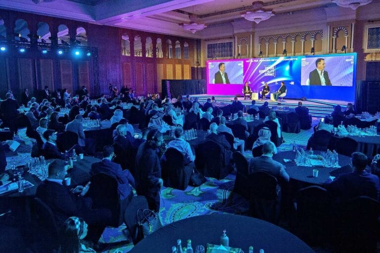 قمة مستقبل الضيافة: استكشاف أبرز التوجهات والفرص الاستثمارية في أبوظبي