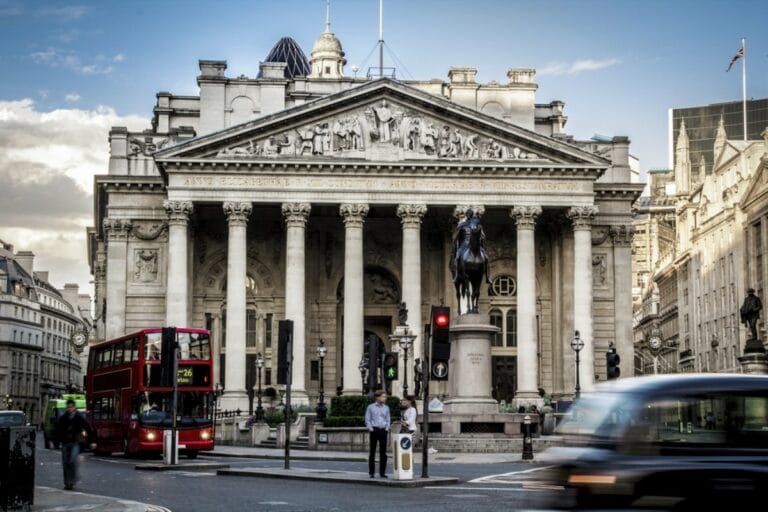 بنك إنجلترا يبقي على أسعار الفائدة دون تغيير عند 5.25 في المئة