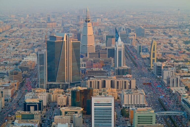 صندوق الاستثمارات العامة السعودي يوقع اتفاقاً مُلزماً مع فيروفيال للاستحواذ على حصة 10 في المئة في مطار هيثرو